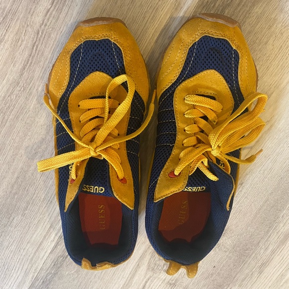 Guess Sneakers size 8 - Picture 2 of 2